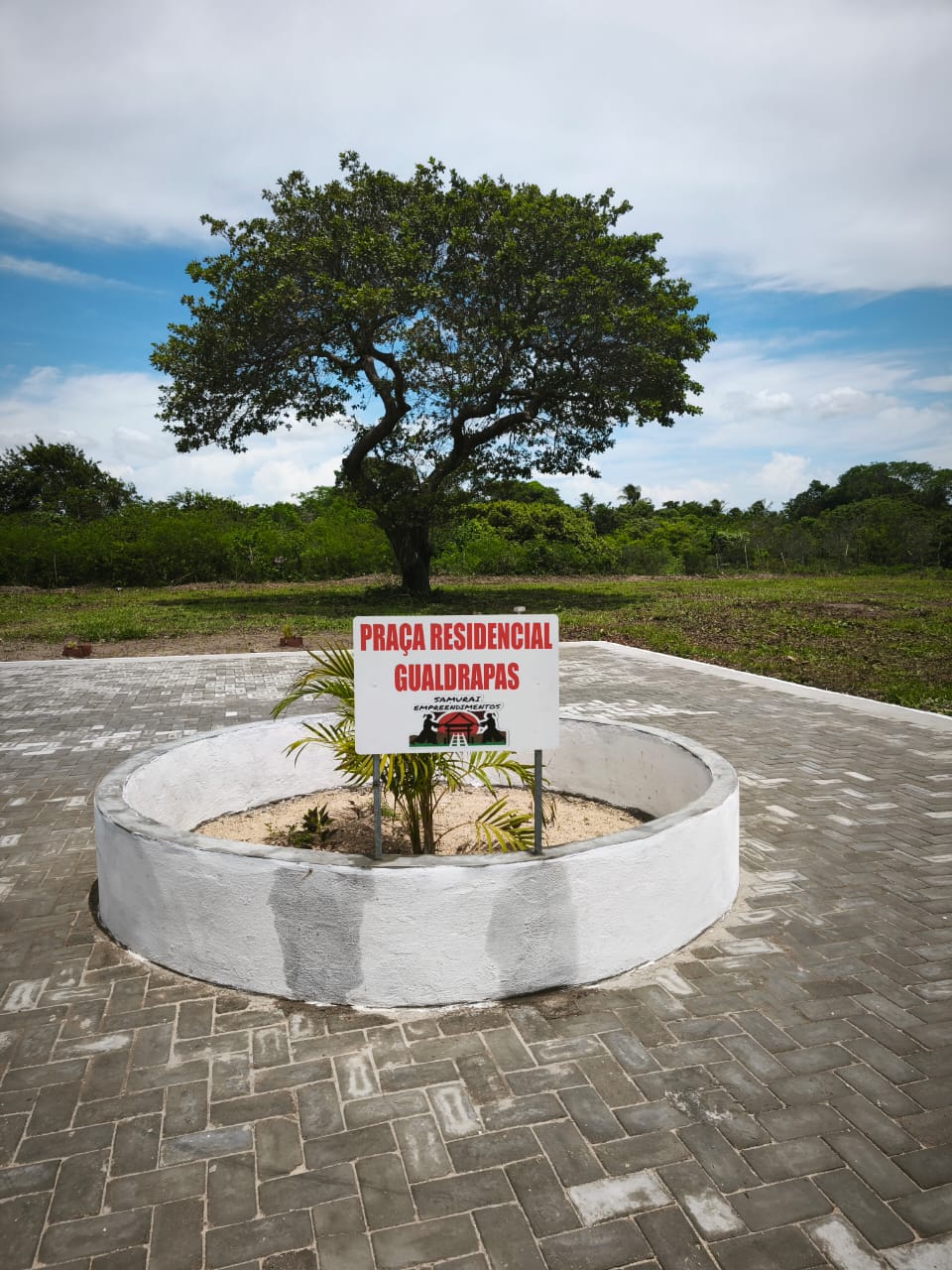 Praça do Residencial Gualdrapas com placa da Samurai Empreendimentos em Trairi/CE