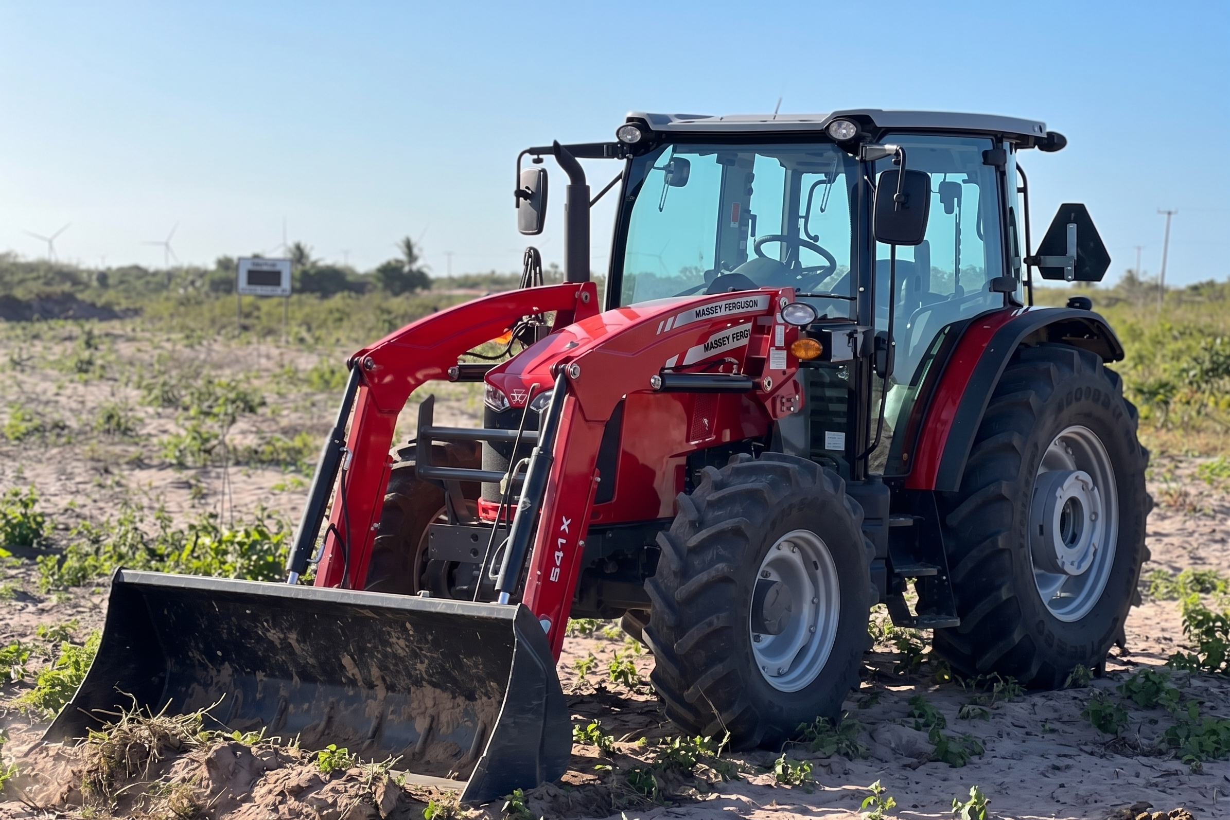 Equipamento trator MF5710 em terreno — serviço de locação da Samurai